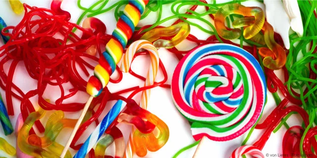 Säuren in Getränken und Nahrungsmitteln greifen die Zähne an